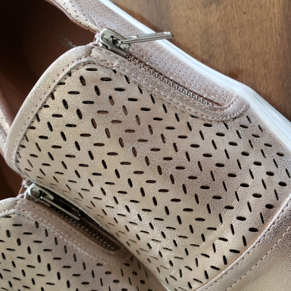 Report Rose Gold Sneakers - size 10